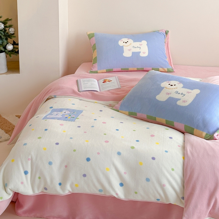 91家纺网 家纺一手货源 找家纺 桃子家居 2025新款A类ins数码印花卡通织标混搭大版加厚牛奶绒系列四件套 绒-织标浪漫烟花狗