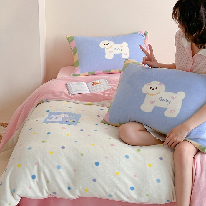 91家纺网 家纺一手货源 找家纺 桃子家居 2025新款A类ins数码印花卡通织标混搭大版加厚牛奶绒系列四件套 绒-织标浪漫烟花狗