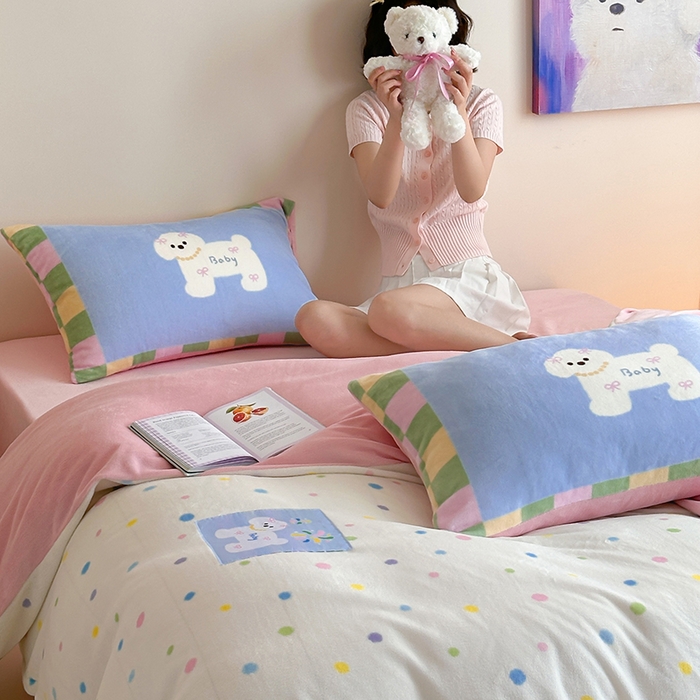 91家纺网 家纺一手货源 找家纺 桃子家居 2025新款A类ins数码印花卡通织标混搭大版加厚牛奶绒系列四件套 绒-织标浪漫烟花狗