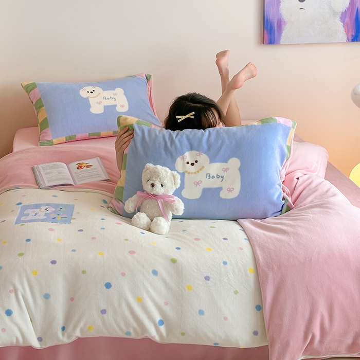 91家纺网 家纺一手货源 找家纺 桃子家居 2025新款A类ins数码印花卡通织标混搭大版加厚牛奶绒系列四件套 绒-织标浪漫烟花狗