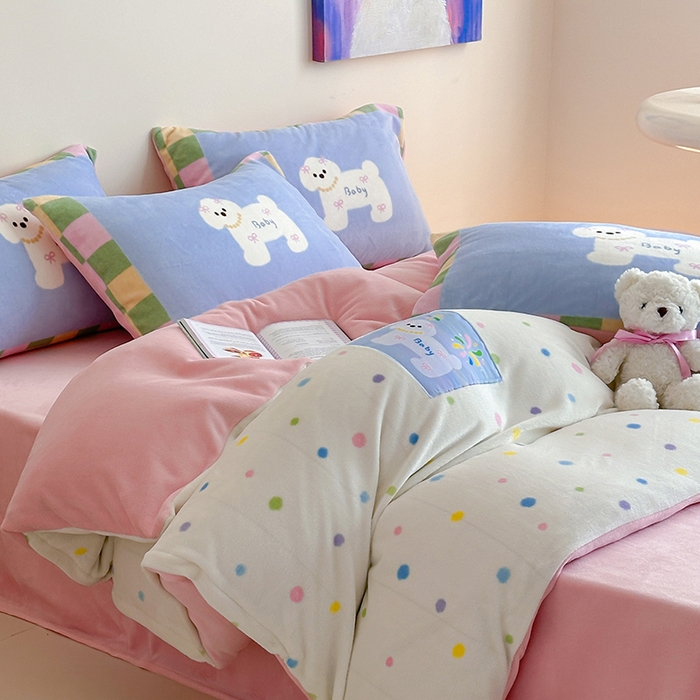 91家纺网 家纺一手货源 找家纺 桃子家居 2025新款A类ins数码印花卡通织标混搭大版加厚牛奶绒系列四件套 绒-织标浪漫烟花狗