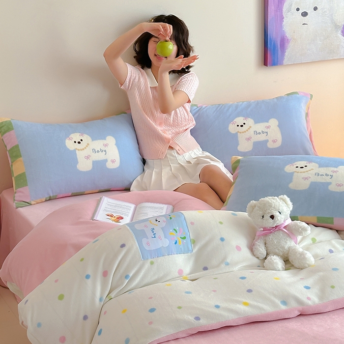 91家纺网 家纺一手货源 找家纺 桃子家居 2025新款A类ins数码印花卡通织标混搭大版加厚牛奶绒系列四件套 绒-织标浪漫烟花狗