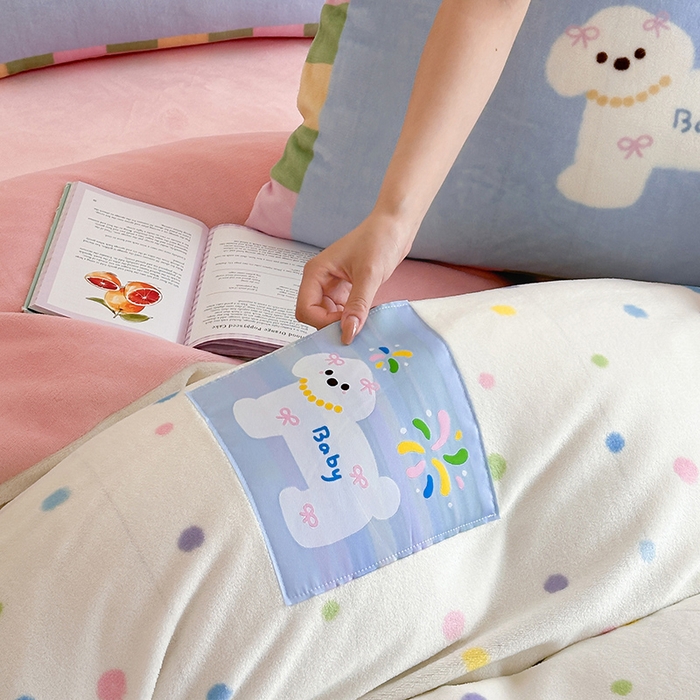 91家纺网 家纺一手货源 找家纺 桃子家居 2025新款A类ins数码印花卡通织标混搭大版加厚牛奶绒系列四件套 绒-织标浪漫烟花狗