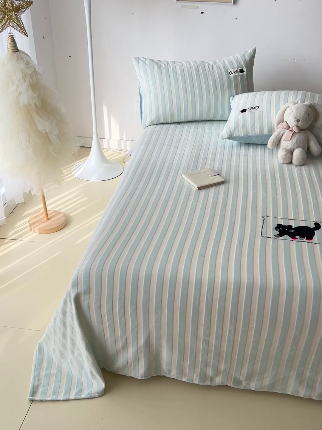 91家纺网 家纺一手货源 找家纺 繁花家居 2025新款经典条纹系列绣花牛奶绒单品床单床笠床单床笠单件 床单-蓝条小猫