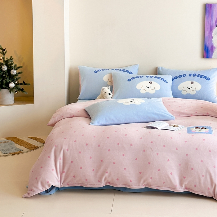 91家纺网 家纺一手货源 找家纺 桃子家居 2025新款A类ins数码印花卡通织标混搭大版加厚牛奶绒系列四件套 绒-织标甜心粉粉