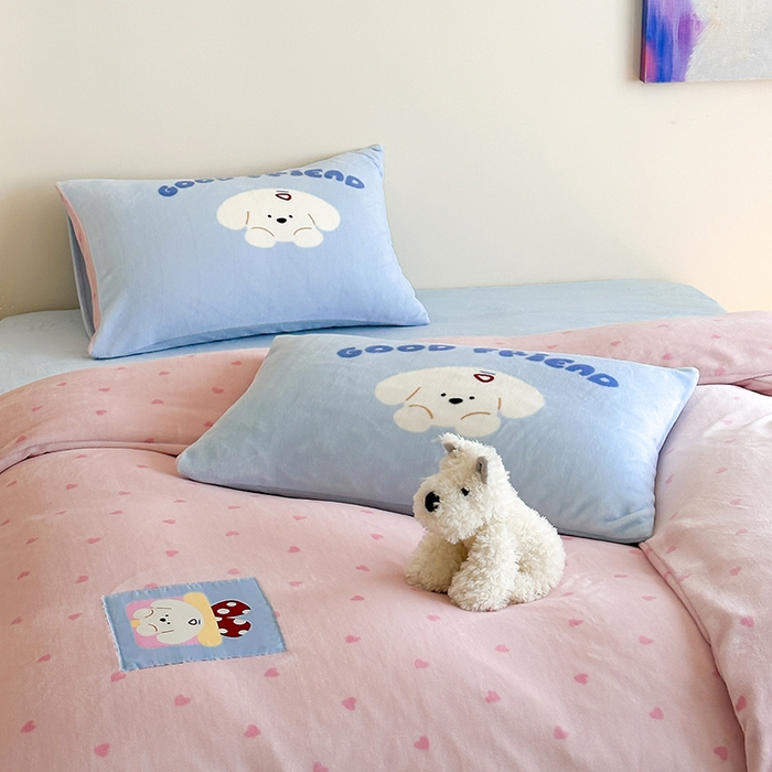 91家纺网 家纺一手货源 找家纺 桃子家居 2025新款A类ins数码印花卡通织标混搭大版加厚牛奶绒系列四件套 绒-织标甜心粉粉