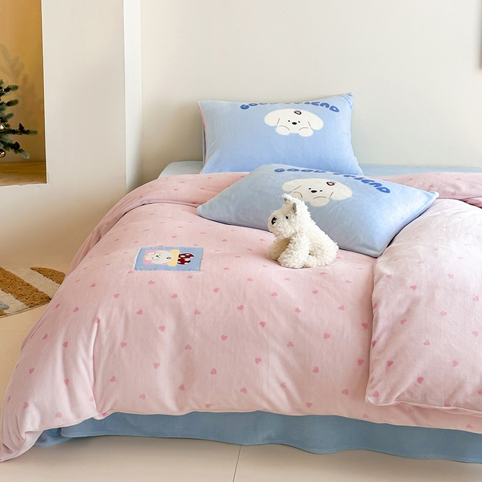 91家纺网 家纺一手货源 找家纺 桃子家居 2025新款A类ins数码印花卡通织标混搭大版加厚牛奶绒系列四件套 绒-织标甜心粉粉