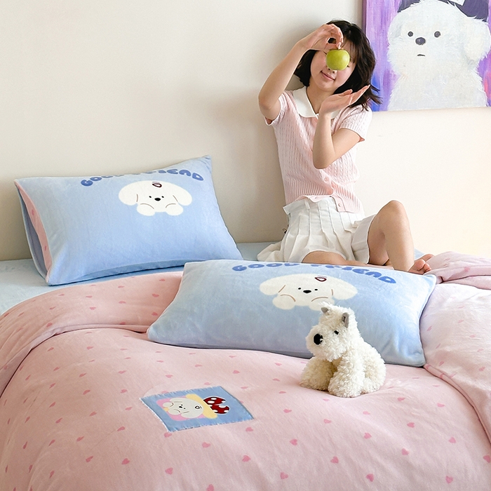 91家纺网 家纺一手货源 找家纺 桃子家居 2025新款A类ins数码印花卡通织标混搭大版加厚牛奶绒系列四件套 绒-织标甜心粉粉