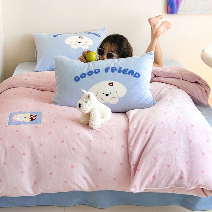 91家纺网 家纺一手货源 找家纺 桃子家居 2025新款A类ins数码印花卡通织标混搭大版加厚牛奶绒系列四件套 绒-织标甜心粉粉