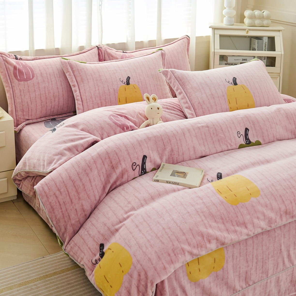 91家纺网 家纺一手货源 找家纺 尚品凤凰2025新款高克重印花牛奶绒四件套-工艺款 南瓜-粉