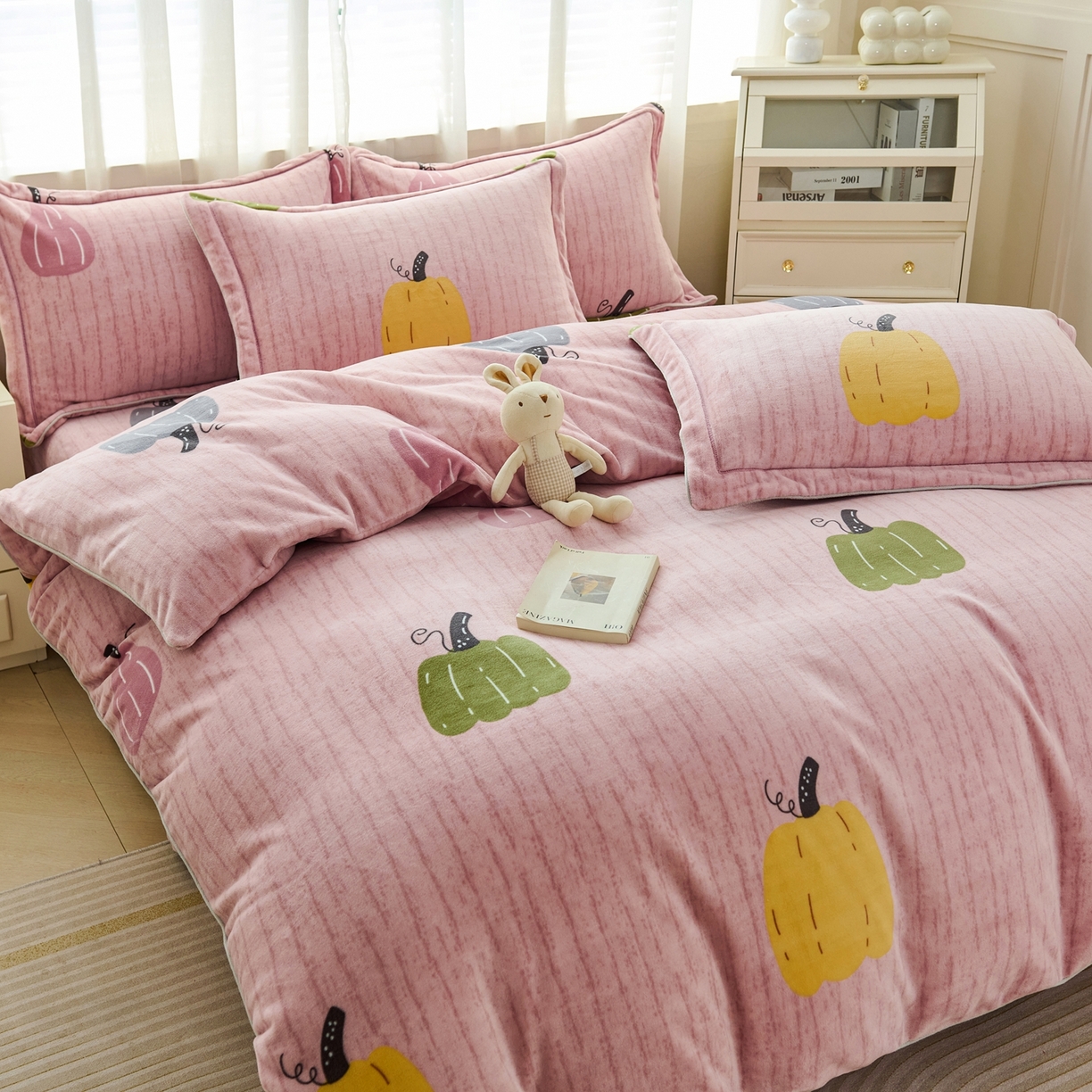 91家纺网 家纺一手货源 找家纺 尚品凤凰2025新款高克重印花牛奶绒四件套-工艺款 南瓜-粉