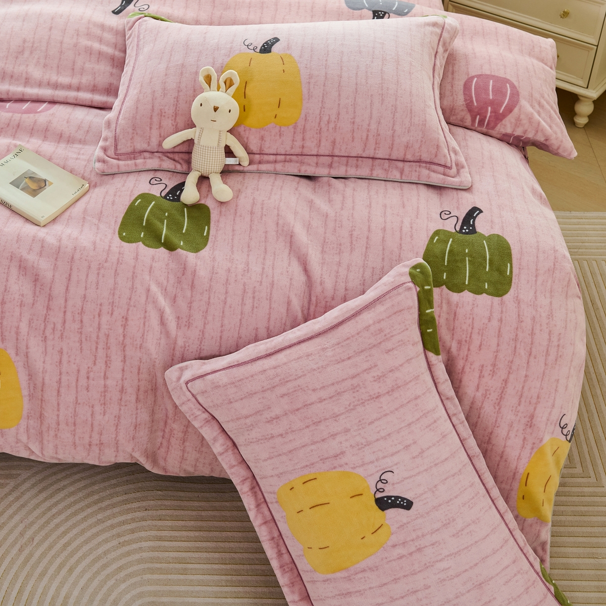 91家纺网 家纺一手货源 找家纺 尚品凤凰2025新款高克重印花牛奶绒四件套-工艺款 南瓜-粉