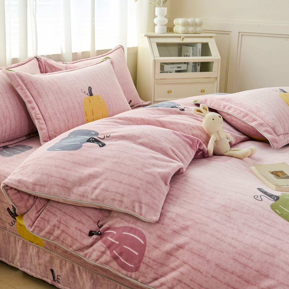 91家纺网 家纺一手货源 找家纺 尚品凤凰2025新款高克重印花牛奶绒四件套-工艺款 南瓜-粉