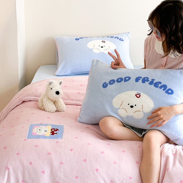 91家纺网 家纺一手货源 找家纺 桃子家居 2025新款A类ins数码印花卡通织标混搭大版加厚牛奶绒系列四件套 绒-织标甜心粉粉