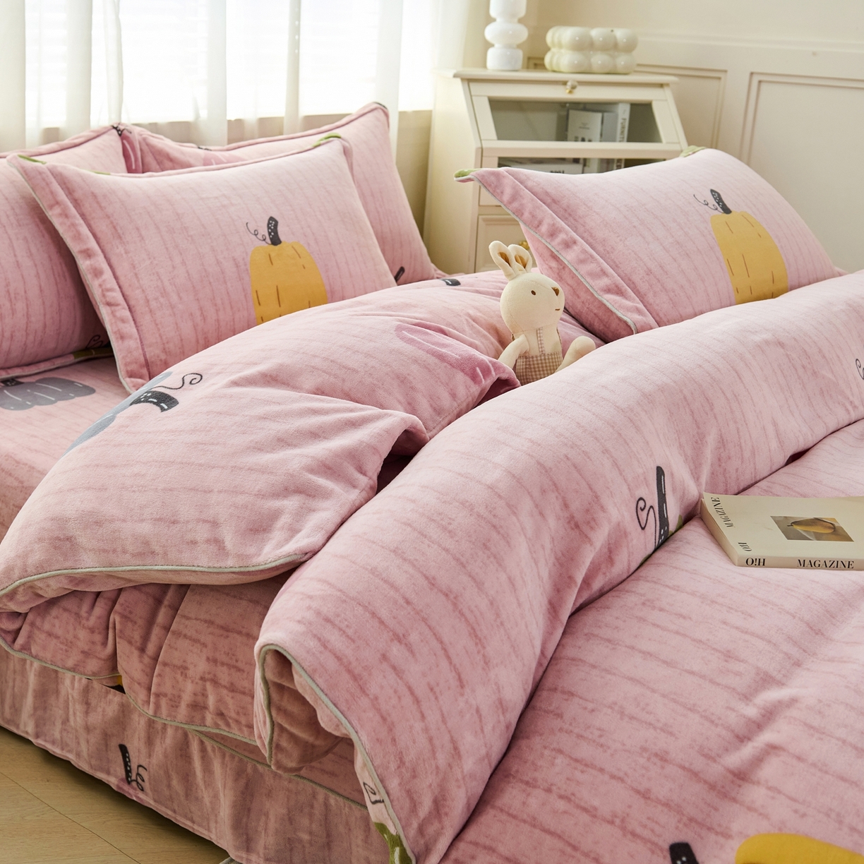 91家纺网 家纺一手货源 找家纺 尚品凤凰2025新款高克重印花牛奶绒四件套-工艺款 南瓜-粉