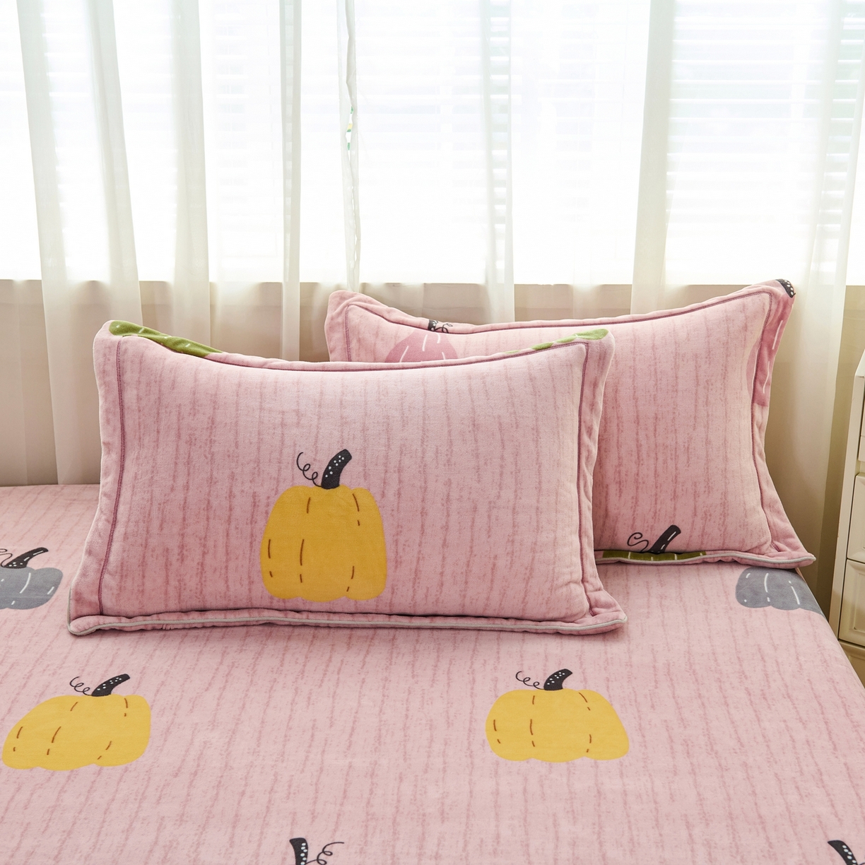 91家纺网 家纺一手货源 找家纺 尚品凤凰2025新款高克重印花牛奶绒四件套-工艺款 南瓜-粉