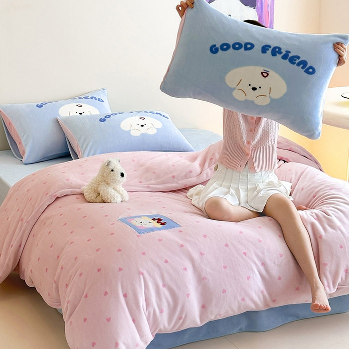 91家纺网 家纺一手货源 找家纺 桃子家居 2025新款A类ins数码印花卡通织标混搭大版加厚牛奶绒系列四件套 绒-织标甜心粉粉