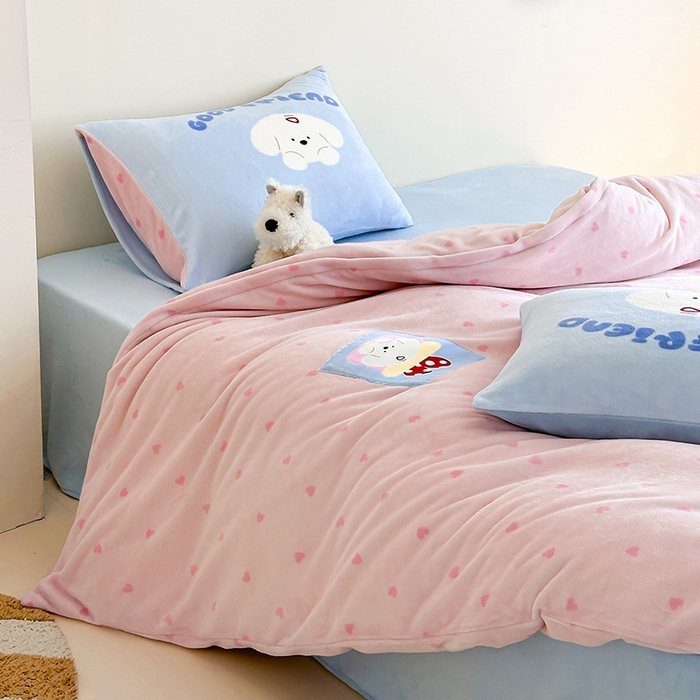 91家纺网 家纺一手货源 找家纺 桃子家居 2025新款A类ins数码印花卡通织标混搭大版加厚牛奶绒系列四件套 绒-织标甜心粉粉