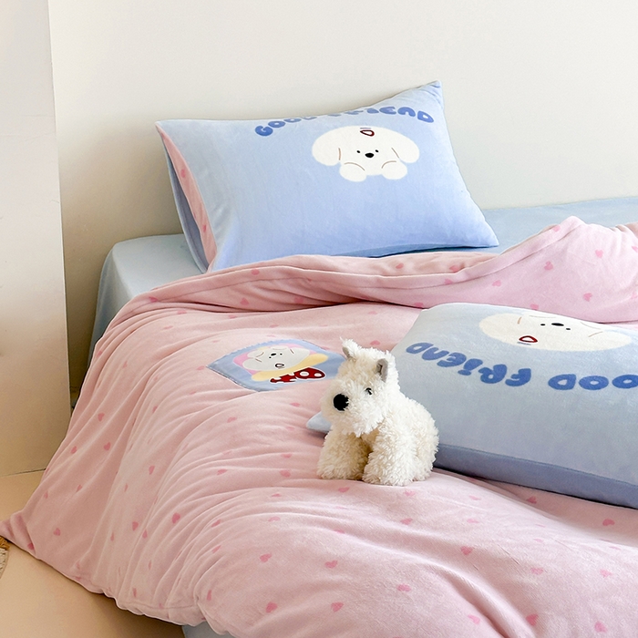 91家纺网 家纺一手货源 找家纺 桃子家居 2025新款A类ins数码印花卡通织标混搭大版加厚牛奶绒系列四件套 绒-织标甜心粉粉