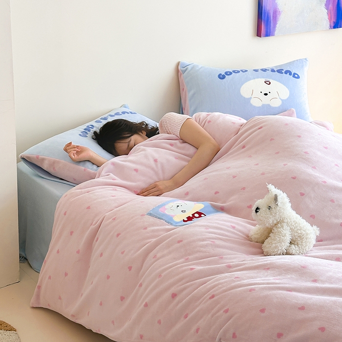 91家纺网 家纺一手货源 找家纺 桃子家居 2025新款A类ins数码印花卡通织标混搭大版加厚牛奶绒系列四件套 绒-织标甜心粉粉