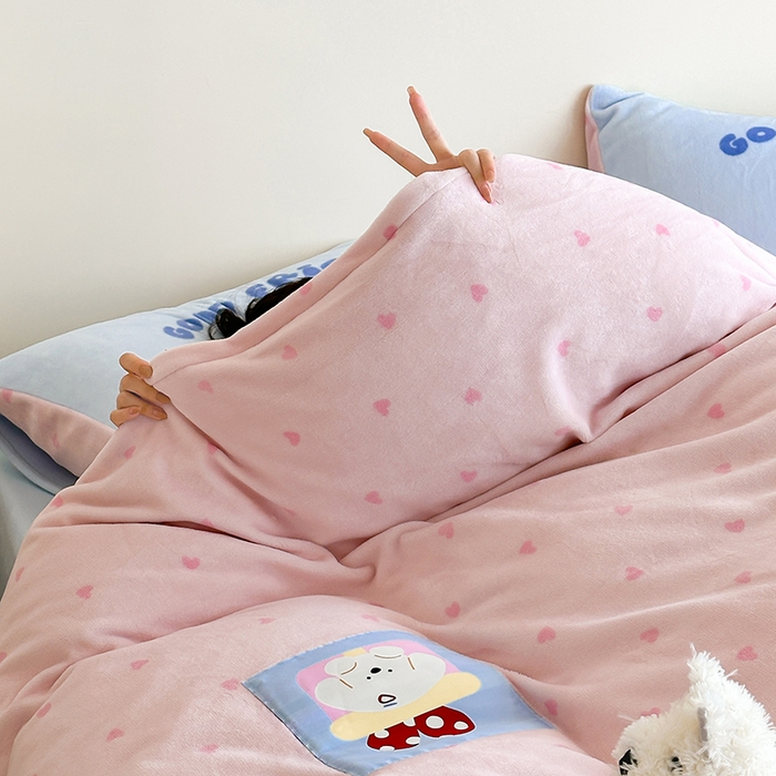 91家纺网 家纺一手货源 找家纺 桃子家居 2025新款A类ins数码印花卡通织标混搭大版加厚牛奶绒系列四件套 绒-织标甜心粉粉