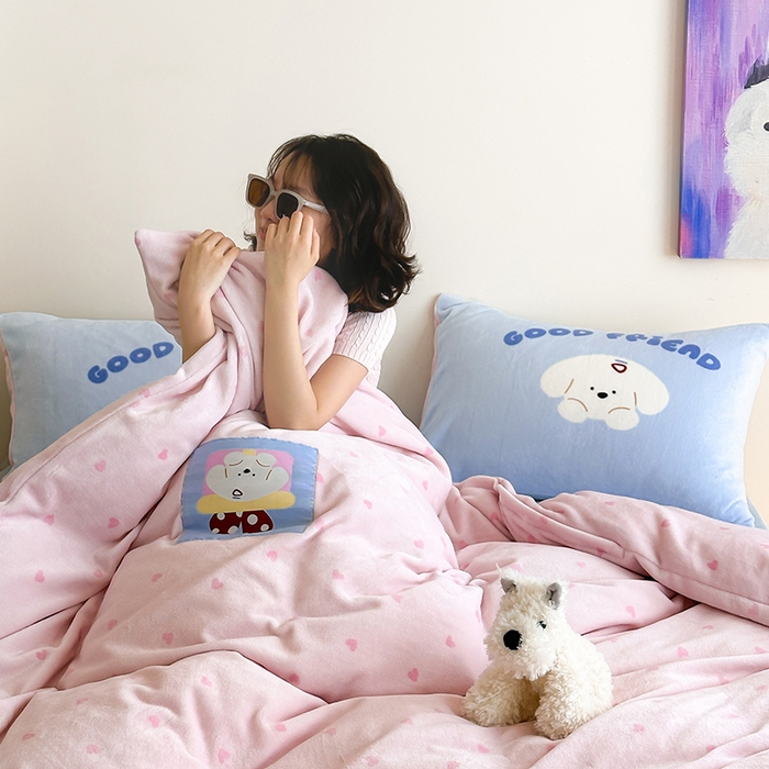 91家纺网 家纺一手货源 找家纺 桃子家居 2025新款A类ins数码印花卡通织标混搭大版加厚牛奶绒系列四件套 绒-织标甜心粉粉