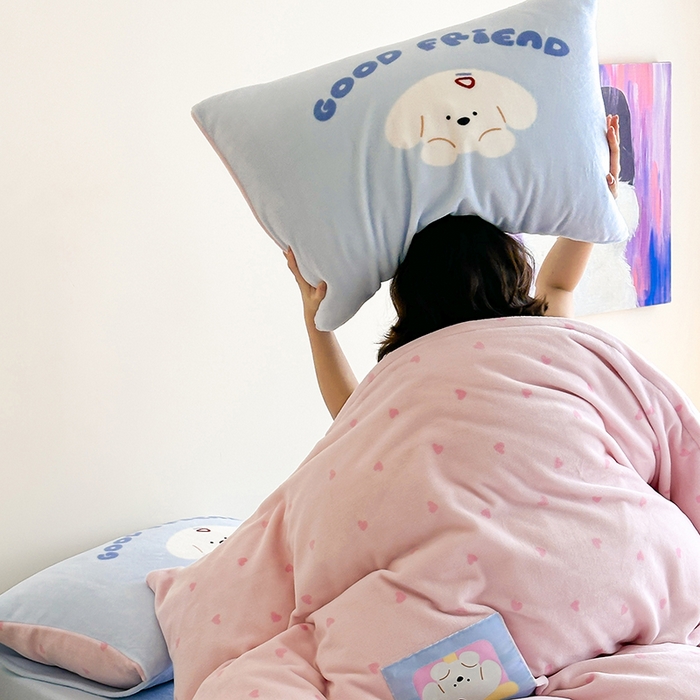 91家纺网 家纺一手货源 找家纺 桃子家居 2025新款A类ins数码印花卡通织标混搭大版加厚牛奶绒系列四件套 绒-织标甜心粉粉