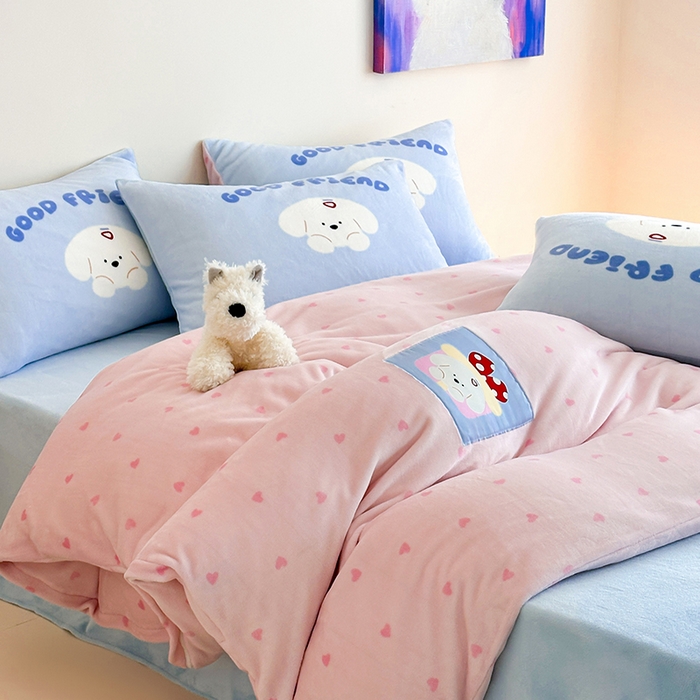 91家纺网 家纺一手货源 找家纺 桃子家居 2025新款A类ins数码印花卡通织标混搭大版加厚牛奶绒系列四件套 绒-织标甜心粉粉