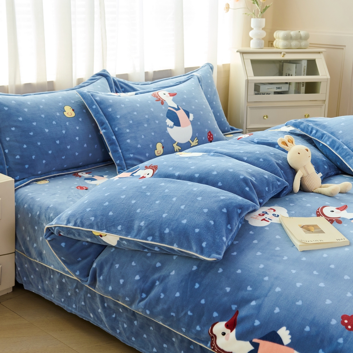 91家纺网 家纺一手货源 找家纺 尚品凤凰2025新款高克重印花牛奶绒四件套-工艺款 大摆鸭-蓝