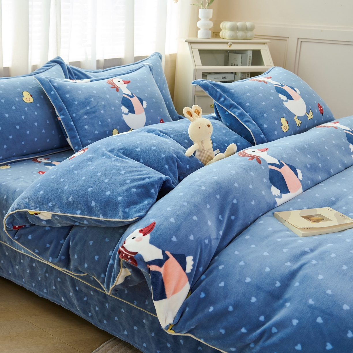 91家纺网 家纺一手货源 找家纺 尚品凤凰2025新款高克重印花牛奶绒四件套-工艺款 大摆鸭-蓝