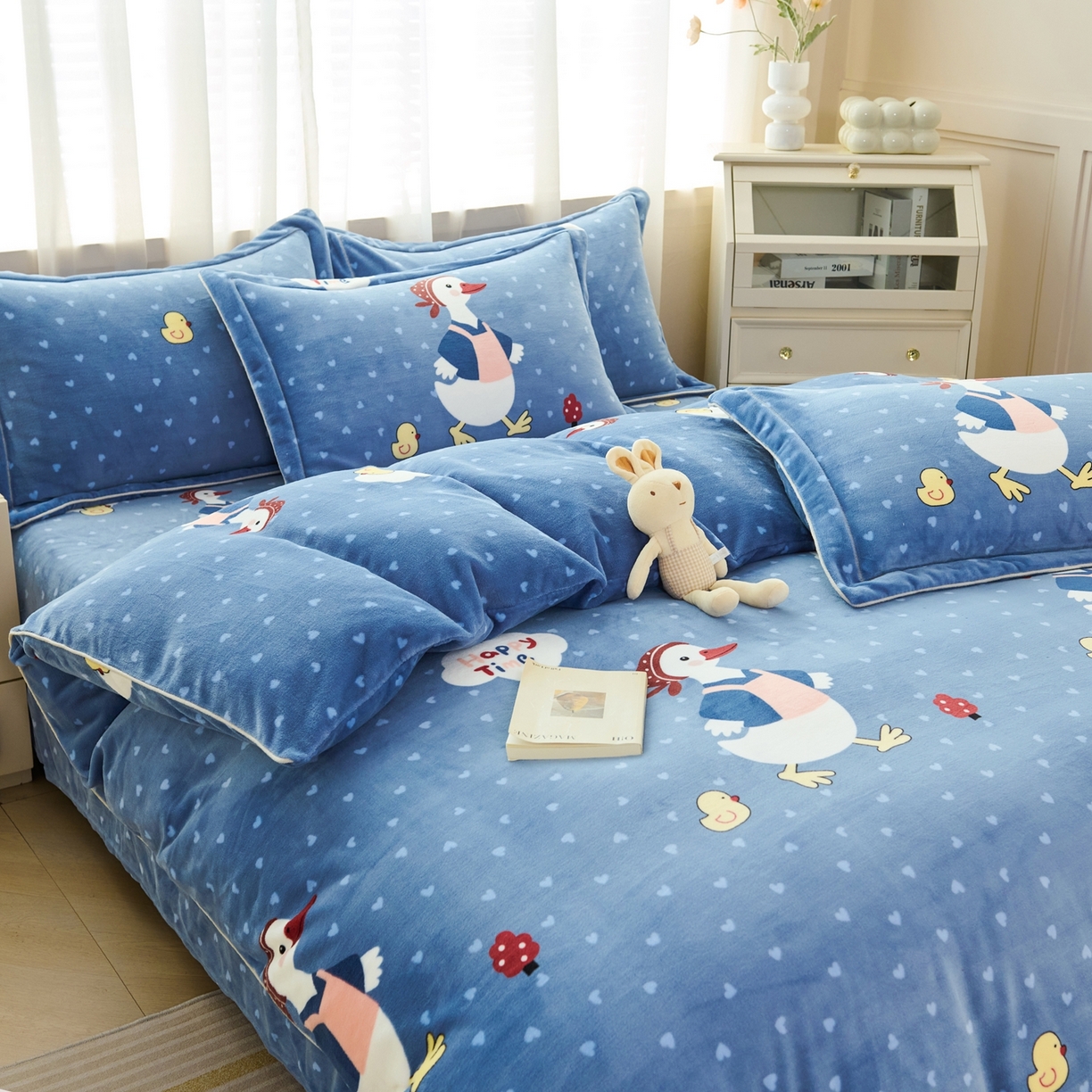 91家纺网 家纺一手货源 找家纺 尚品凤凰2025新款高克重印花牛奶绒四件套-工艺款 大摆鸭-蓝