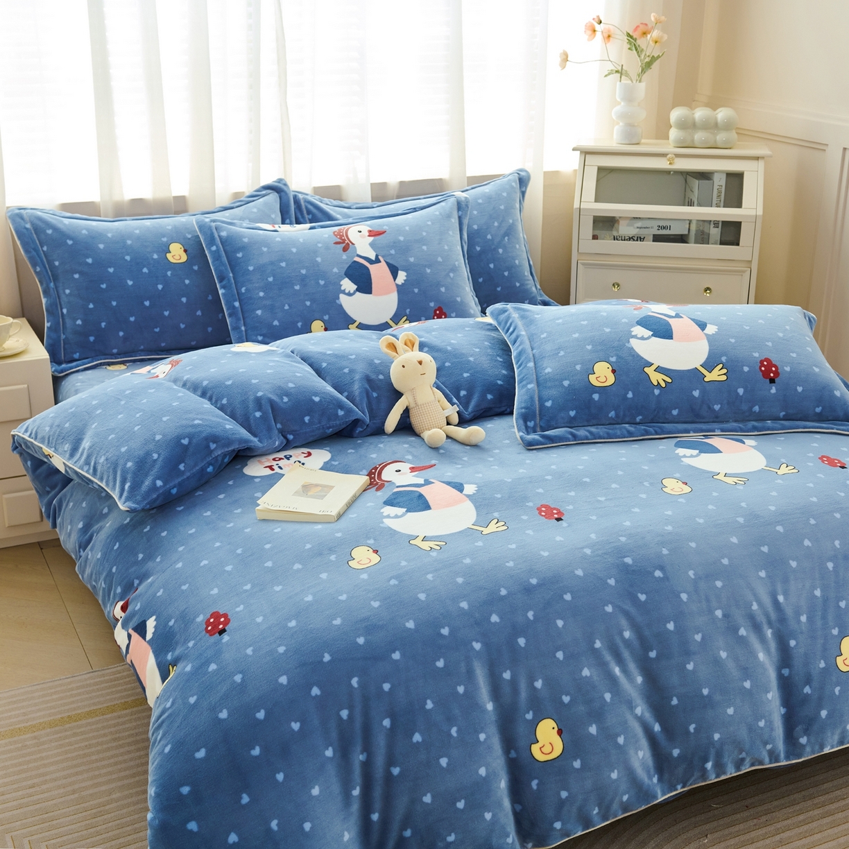 91家纺网 家纺一手货源 找家纺 尚品凤凰2025新款高克重印花牛奶绒四件套-工艺款 大摆鸭-蓝