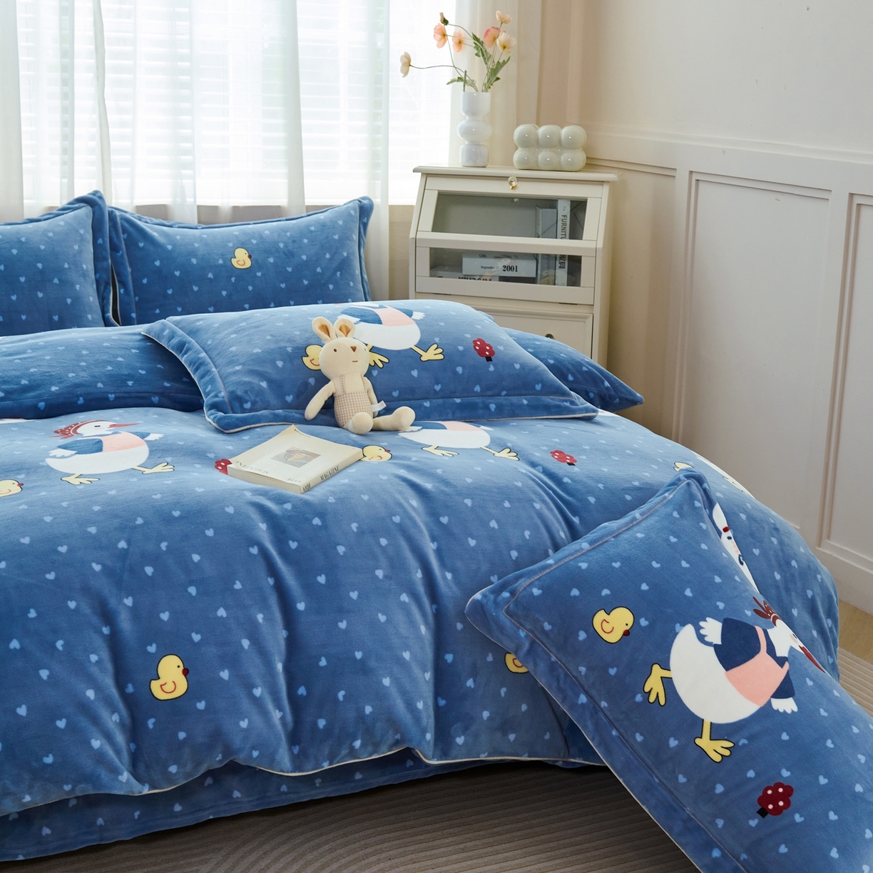 91家纺网 家纺一手货源 找家纺 尚品凤凰2025新款高克重印花牛奶绒四件套-工艺款 大摆鸭-蓝