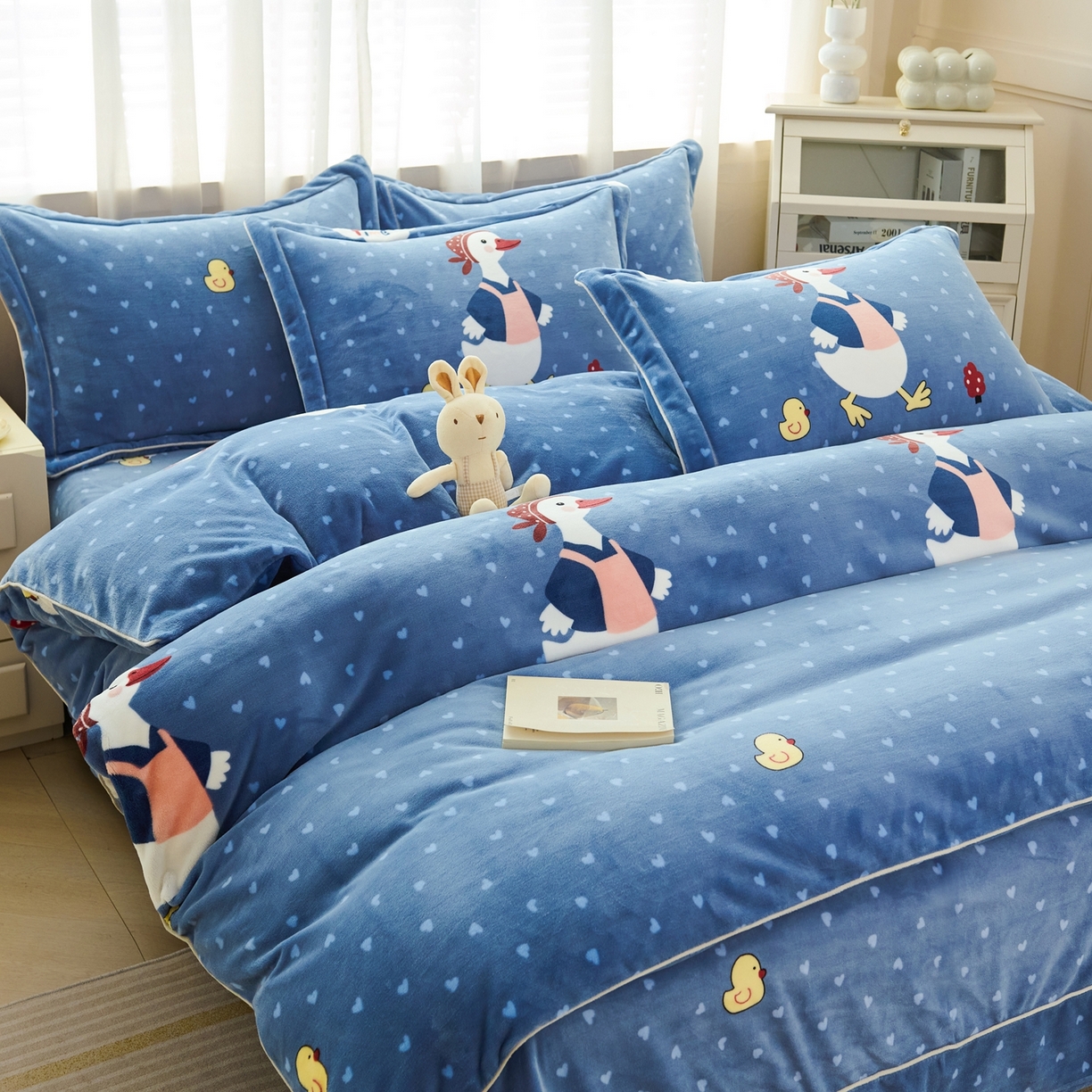 91家纺网 家纺一手货源 找家纺 尚品凤凰2025新款高克重印花牛奶绒四件套-工艺款 大摆鸭-蓝