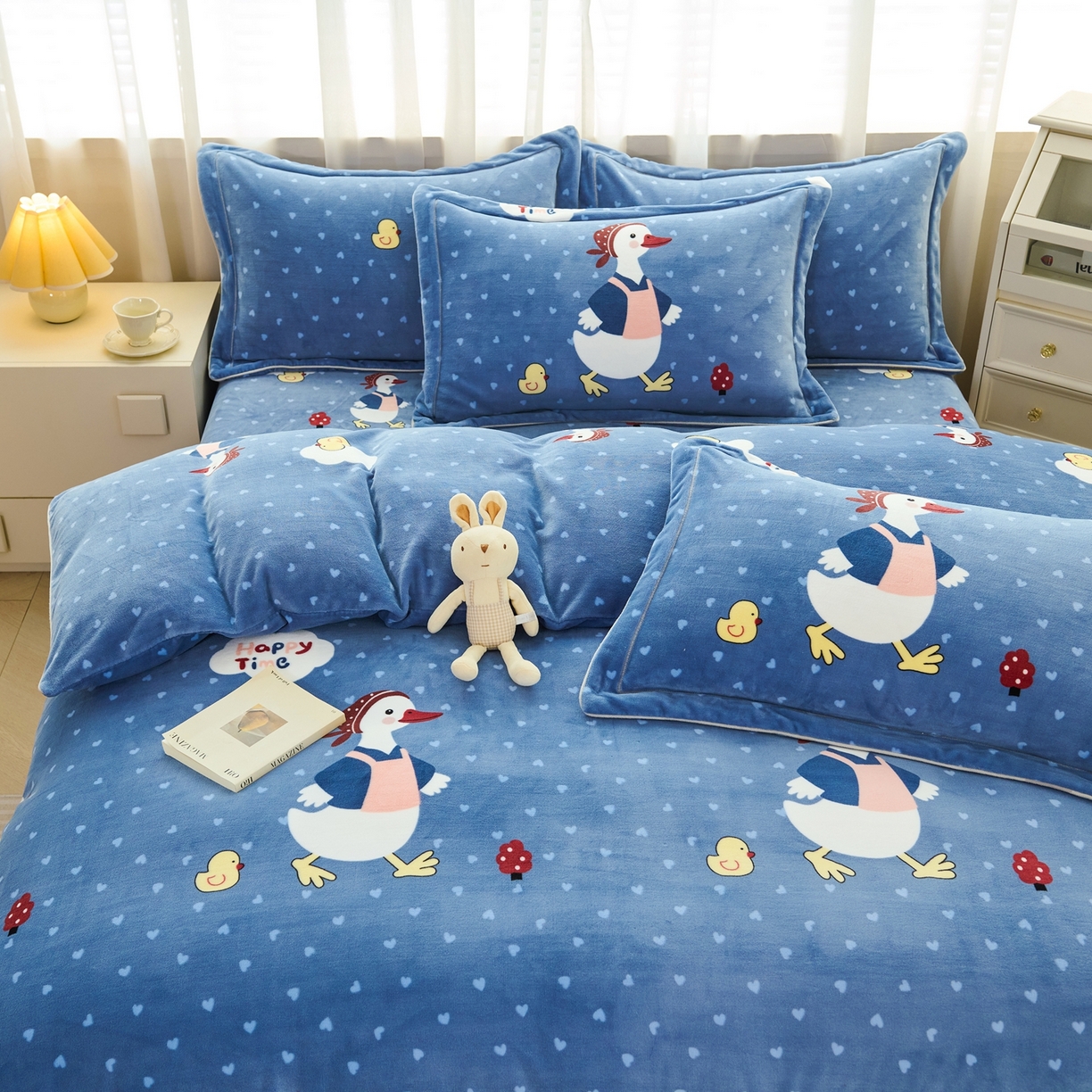 91家纺网 家纺一手货源 找家纺 尚品凤凰2025新款高克重印花牛奶绒四件套-工艺款 大摆鸭-蓝