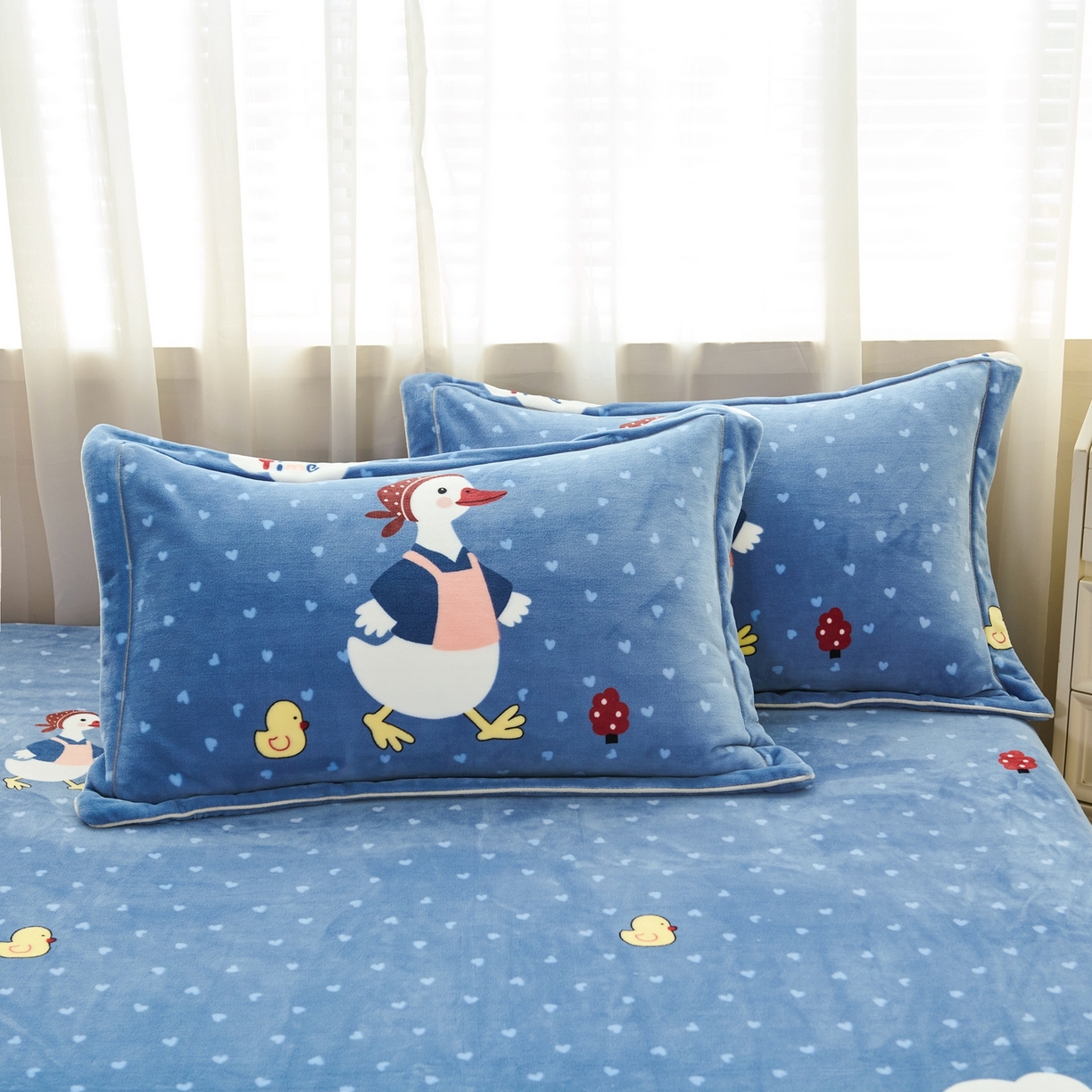 91家纺网 家纺一手货源 找家纺 尚品凤凰2025新款高克重印花牛奶绒四件套-工艺款 大摆鸭-蓝