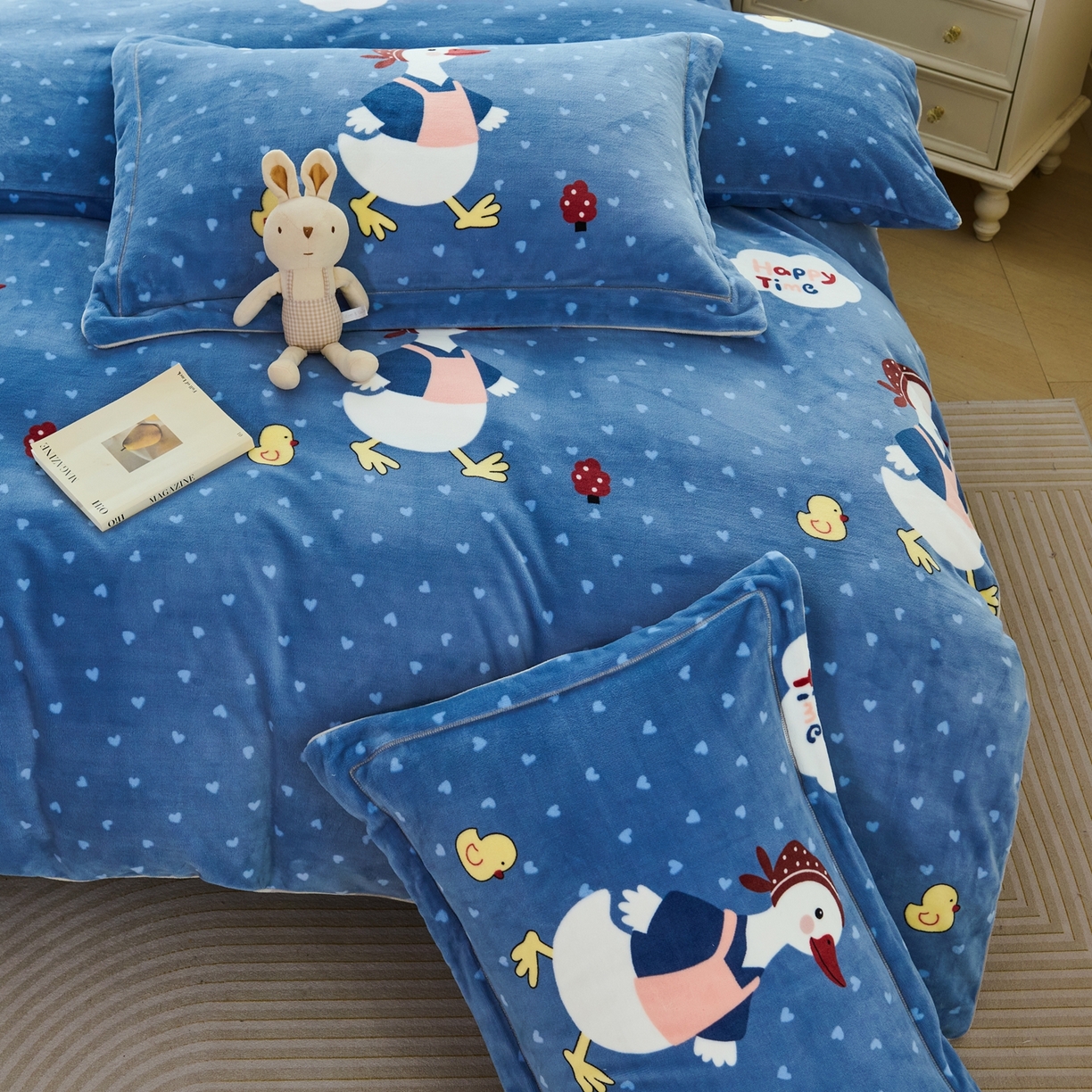 91家纺网 家纺一手货源 找家纺 尚品凤凰2025新款高克重印花牛奶绒四件套-工艺款 大摆鸭-蓝