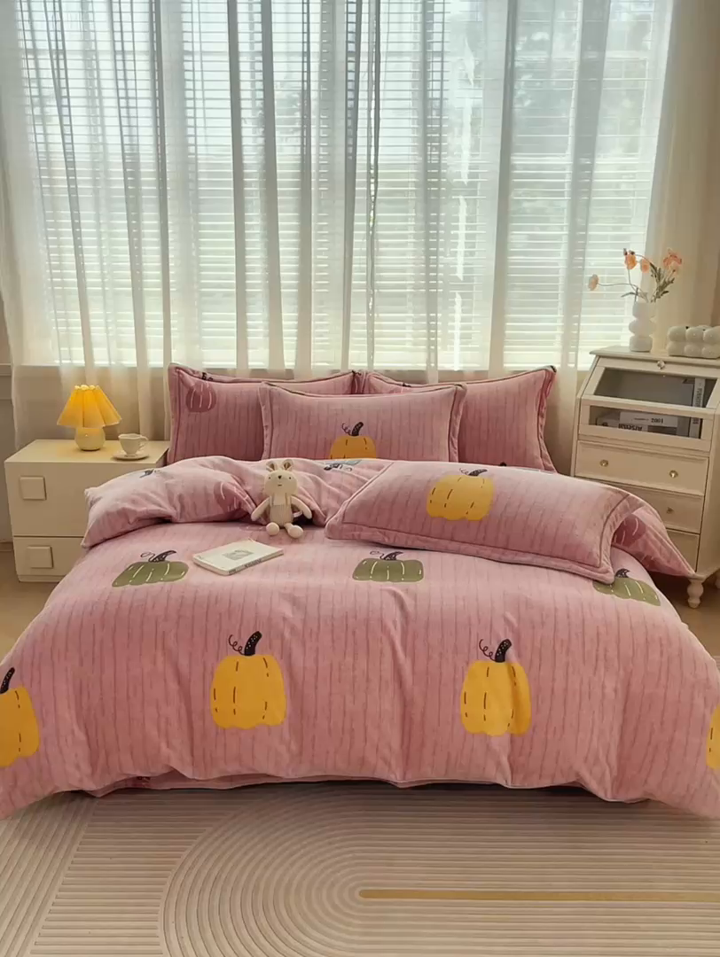 91家纺网 家纺一手货源 找家纺 尚品凤凰2025新款高克重印花牛奶绒四件套-工艺款 南瓜-粉