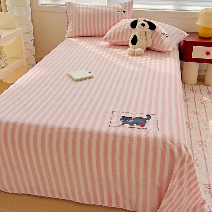 91家纺网 家纺一手货源 找家纺 繁花家居 2025新款经典条纹系列绣花牛奶绒单品床单床笠床单床笠单件 床单-粉条小猫