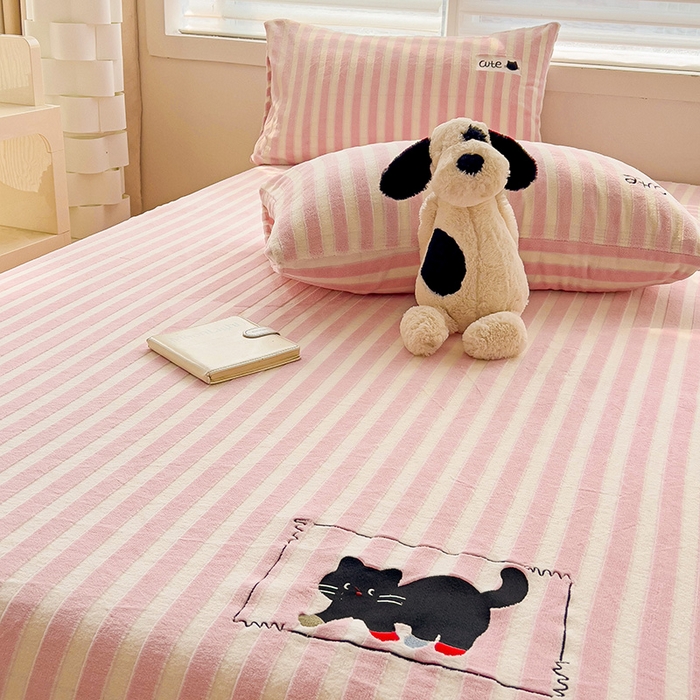 91家纺网 家纺一手货源 找家纺 繁花家居 2025新款经典条纹系列绣花牛奶绒单品床单床笠床单床笠单件 床单-粉条小猫