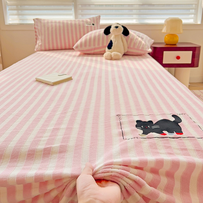 91家纺网 家纺一手货源 找家纺 繁花家居 2025新款经典条纹系列绣花牛奶绒单品床单床笠床单床笠单件 床单-粉条小猫