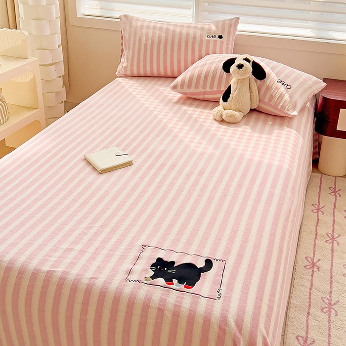 91家纺网 家纺一手货源 找家纺 繁花家居 2025新款经典条纹系列绣花牛奶绒单品床单床笠床单床笠单件 床单-粉条小猫