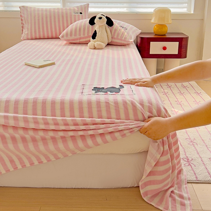 91家纺网 家纺一手货源 找家纺 繁花家居 2025新款经典条纹系列绣花牛奶绒单品床单床笠床单床笠单件 床单-粉条小猫