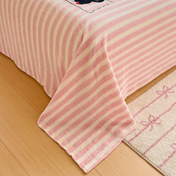 91家纺网 家纺一手货源 找家纺 繁花家居 2025新款经典条纹系列绣花牛奶绒单品床单床笠床单床笠单件 床单-粉条小猫