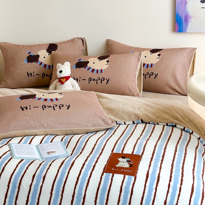 91家纺网 家纺一手货源 找家纺 桃子家居 2025新款A类ins数码印花卡通织标混搭大版加厚牛奶绒系列四件套 绒-织标柚安围巾狗