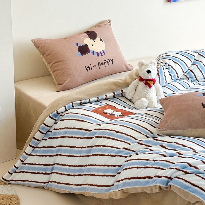 91家纺网 家纺一手货源 找家纺 桃子家居 2025新款A类ins数码印花卡通织标混搭大版加厚牛奶绒系列四件套 绒-织标柚安围巾狗