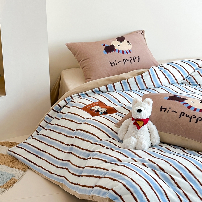 91家纺网 家纺一手货源 找家纺 桃子家居 2025新款A类ins数码印花卡通织标混搭大版加厚牛奶绒系列四件套 绒-织标柚安围巾狗