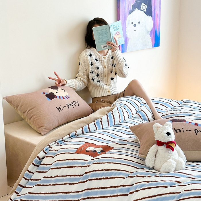 91家纺网 家纺一手货源 找家纺 桃子家居 2025新款A类ins数码印花卡通织标混搭大版加厚牛奶绒系列四件套 绒-织标柚安围巾狗