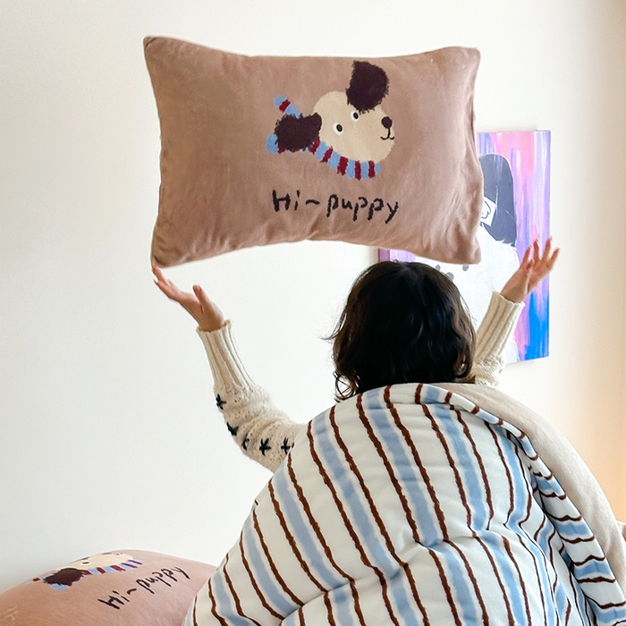 91家纺网 家纺一手货源 找家纺 桃子家居 2025新款A类ins数码印花卡通织标混搭大版加厚牛奶绒系列四件套 绒-织标柚安围巾狗