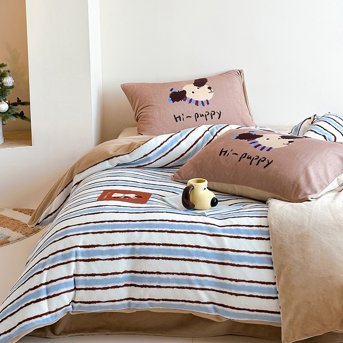 91家纺网 家纺一手货源 找家纺 桃子家居 2025新款A类ins数码印花卡通织标混搭大版加厚牛奶绒系列四件套 绒-织标柚安围巾狗